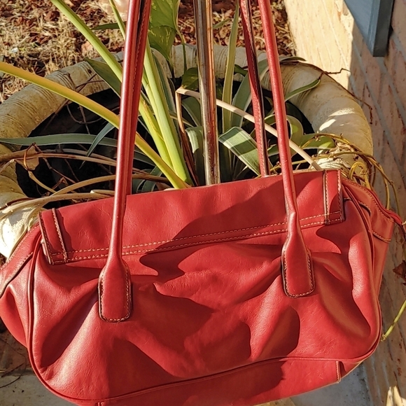 LOVELY RED LEATHER HANDBAG/ SHOULDER BAG - Picture 2 of 2